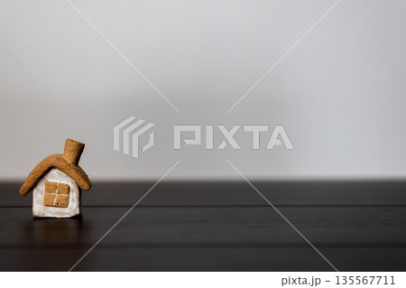 素焼き陶器の小さなかわいいおうち 135567711