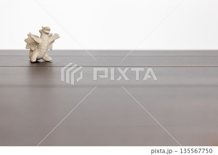 素焼き陶器の手を広げている小さなドラゴン（龍） 135567750