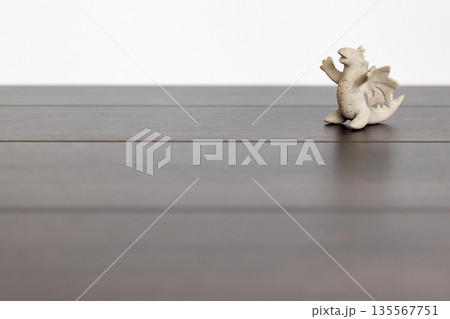 素焼き陶器の手を広げている小さなドラゴン（龍） 135567751