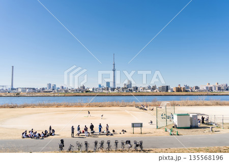 「東京都」荒川河川敷　木根川橋球技場の風景 135568196