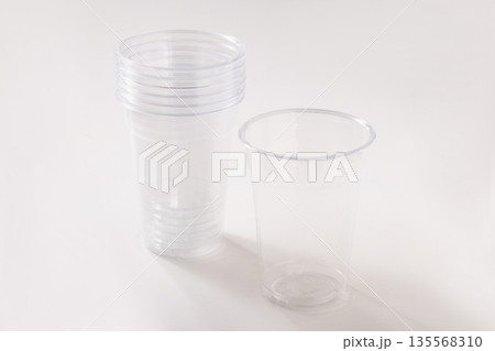 透明プラスチックコップ 135568310