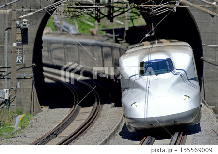 東海道新幹線　新横浜－小田原　JR西日本　N700A系　F17編成（博多） 135569009