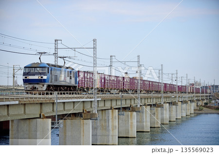 東海道本線　茅ヶ崎－平塚　JR貨物　EF210-168（吹田）　旅客線迂回 135569023