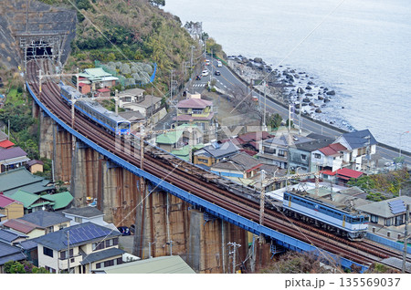 東海道本線 早川-根府川 JR貨物 EF65-2080+伊豆箱根鉄道 5000系 5504編成 甲種 東海道本線 早川-根府川 JR貨物 EF65-2080+伊豆箱根鉄道 5000系 5504編成 甲種 135569037