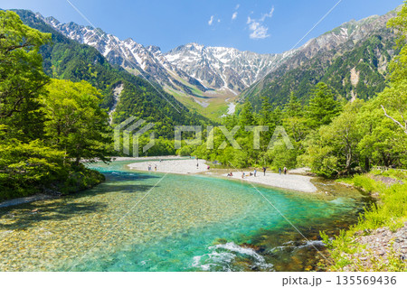 日本屈指の山岳リゾート　新緑の上高地 135569436