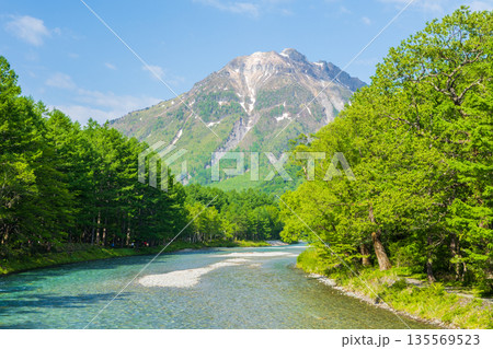 日本屈指の山岳リゾート　新緑の上高地　焼岳 135569523