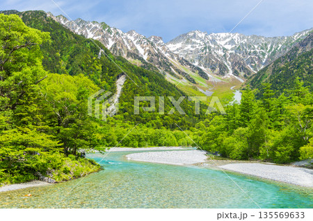 日本屈指の山岳リゾート 新緑の上高地 穂高連峰と梓川 日本屈指の山岳リゾート 新緑の上高地 穂高連峰と梓川 135569633