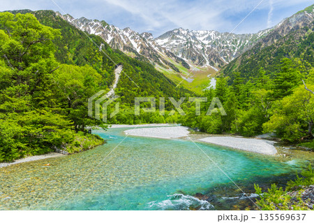 日本屈指の山岳リゾート　新緑の上高地　穂高連峰と梓川 135569637