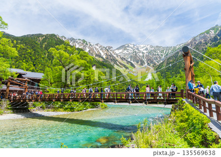 日本屈指の山岳リゾート　新緑の上高地　河童橋 135569638
