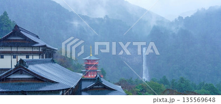 和歌山 熊野古道 那智の滝と青岸渡寺 三重塔 雨に煙る幻想的な風景 135569648