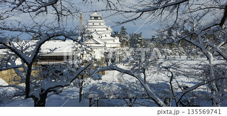 雪景色の鶴ヶ城（会津若松城）と白壁の城郭風景｜冬の歴史的名所 135569741