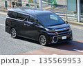 走行中の黒いミニバン 135569953