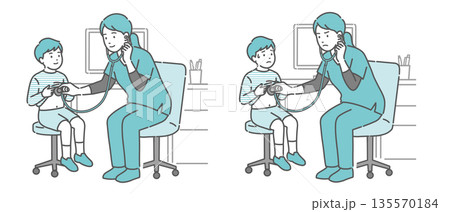 スクラブを着た女性医療従事者（医師・看護師）による男の子の聴診イラストセット（正常・異常/体調不良） 135570184