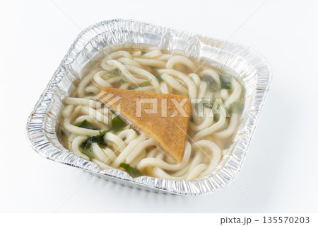 白背景に四角いアルミ容器の中に入った美味しそうなきつねうどん 135570203
