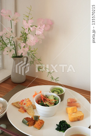 プレートに盛られた食事 プレートに盛られた食事 135570215