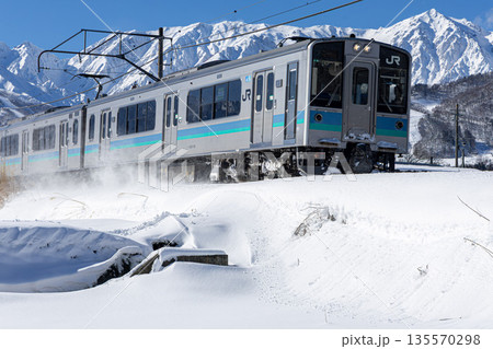 雪の中を走る電車 雪の中を走る電車 135570298