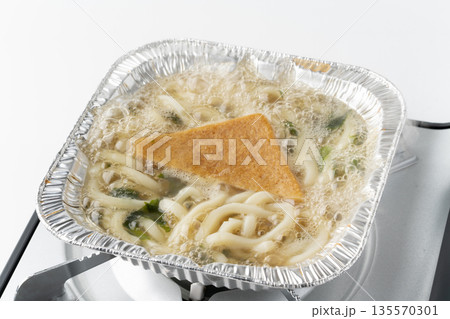 四角いアルミ容器で煮るきつねうどん 135570301