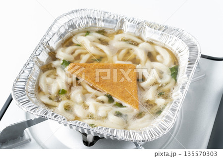 四角いアルミ容器で煮るきつねうどん 135570303