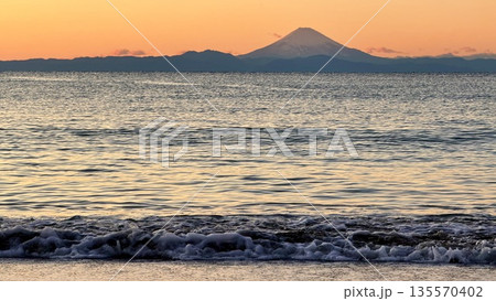 【千葉県　南房総市】原岡海岸　(原岡海水浴場)　富士山 135570402