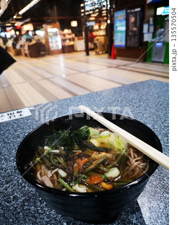 立ち食いそば屋の山菜そば 立ち食いそば屋の山菜そば 135570504