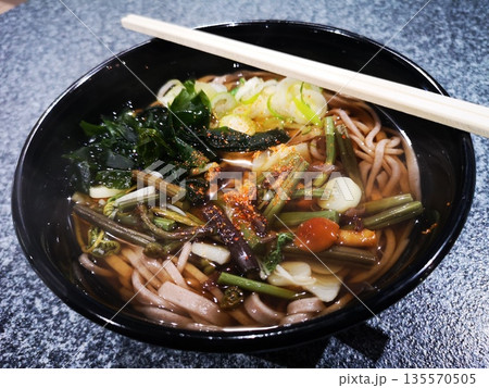 立ち食いそば屋の山菜そば 135570505