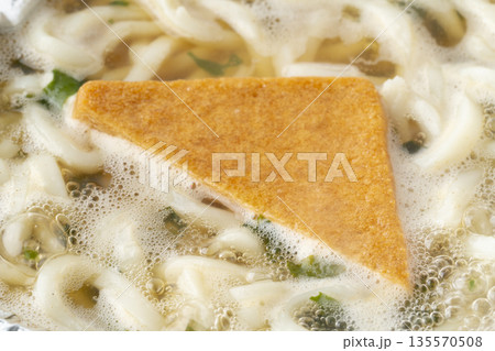 煮込み中のきつねうどんのクローズアップ 135570508