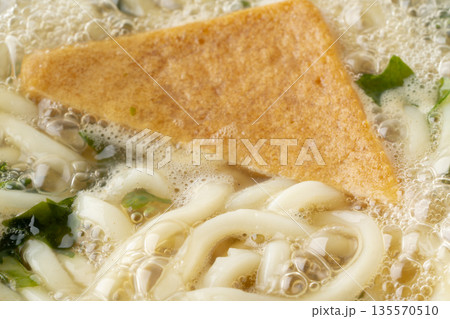 煮込み中のきつねうどんのクローズアップ 煮込み中のきつねうどんのクローズアップ 135570510