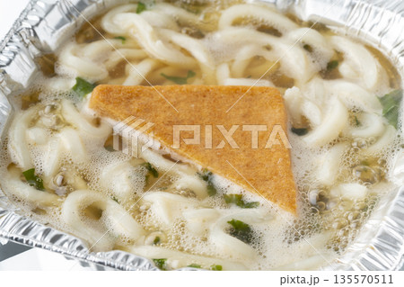 煮込み中のきつねうどんのクローズアップ 煮込み中のきつねうどんのクローズアップ 135570511