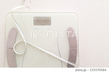 体重計とメジャーの写真 135570564