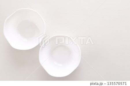 二つの白いサラダボウルと文字スペースのある写真 二つの白いサラダボウルと文字スペースのある写真 135570571