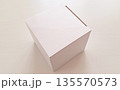 四角い白い箱の写真 135570573