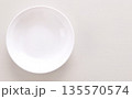 平らな白い皿と文字スペースのある写真 135570574