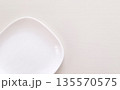 四角い白皿に文字スペースがある写真 135570575
