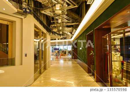 東京都港区　高輪ゲートウェイシティ 　ニュウマン高輪　ショッピングフロアの風景 135570598