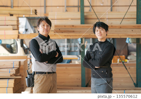 建築現場で働く男性たち 135570612