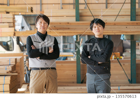 建築現場で働く男性たち 135570613