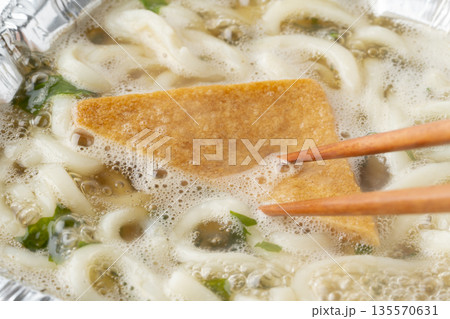 美味しそうなきつねうどんのクローズアップ 135570631