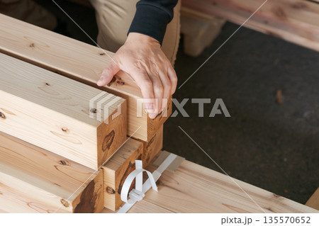 木材を触る職人の手 木材を触る職人の手 135570652