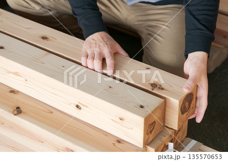 木材を触る職人の手 木材を触る職人の手 135570653