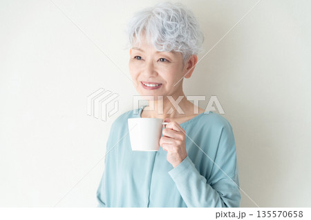 マグカップを持つシニア女性 マグカップを持つシニア女性 135570658