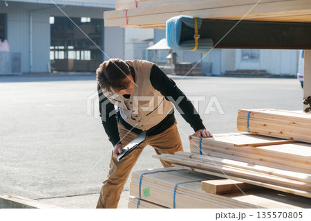 材木所で働く男性 135570805