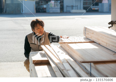 材木所で働く男性 135570806