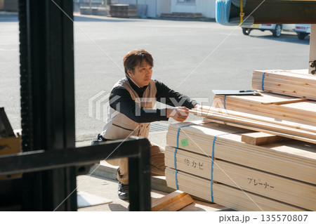 材木所で働く男性 135570807