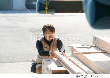 材木所で働く男性 135570808