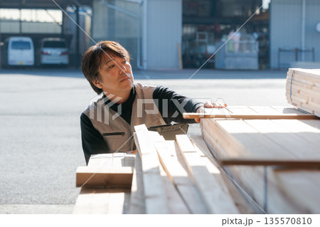 材木所で働く男性 135570810