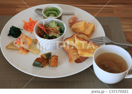 プレートに盛られた食事 135570881