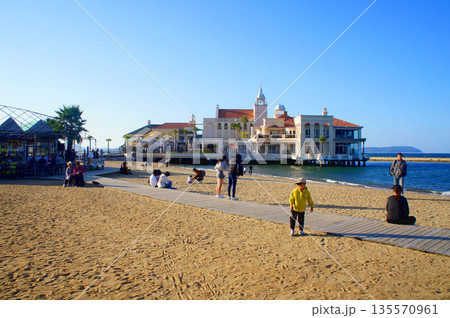 福岡県早良区「シーサイドももち海浜公園」の海と砂浜_67 135570961