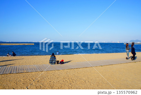 福岡県早良区「シーサイドももち海浜公園」の海と砂浜_68 135570962