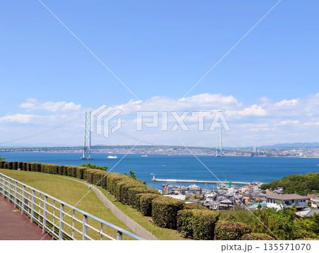 明石海峡大橋と青い海を望む風景 明石海峡大橋と青い海を望む風景 135571070