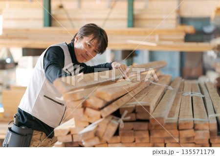 建築現場で働く男性 135571179